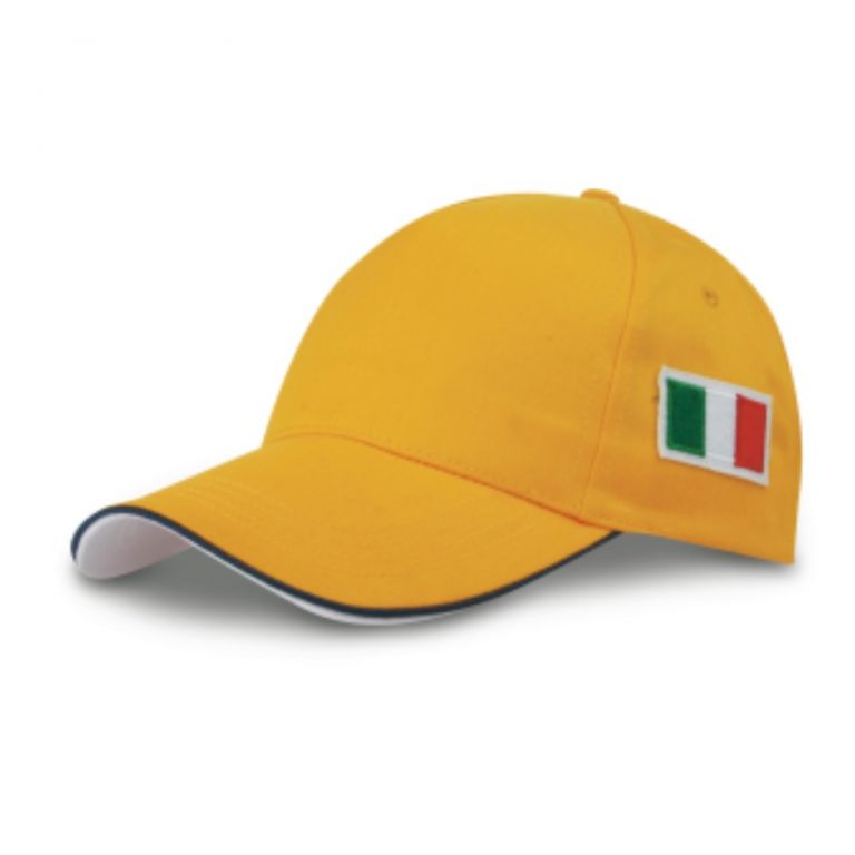 Желтая шапка с порогом и боковым флагом