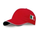 Hut mit roter Krempe und Fahne an der Seite